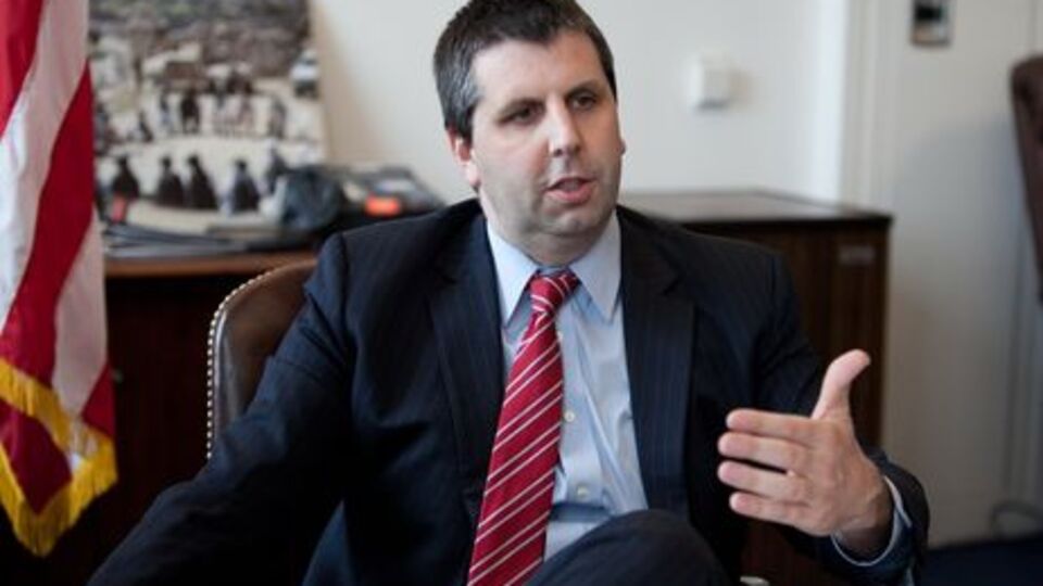 Büyükelçiye usturalı saldırı!