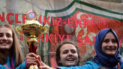 Başbakan Davutoğlu'nun kızı yarıştı