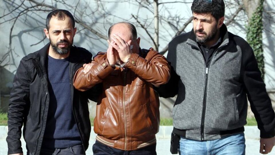 Aşk mektubu yazıp elle taciz etti