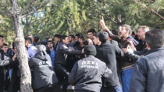 Sivas'ta karşıt görüşlü öğrenciler birbirlerini taşladı