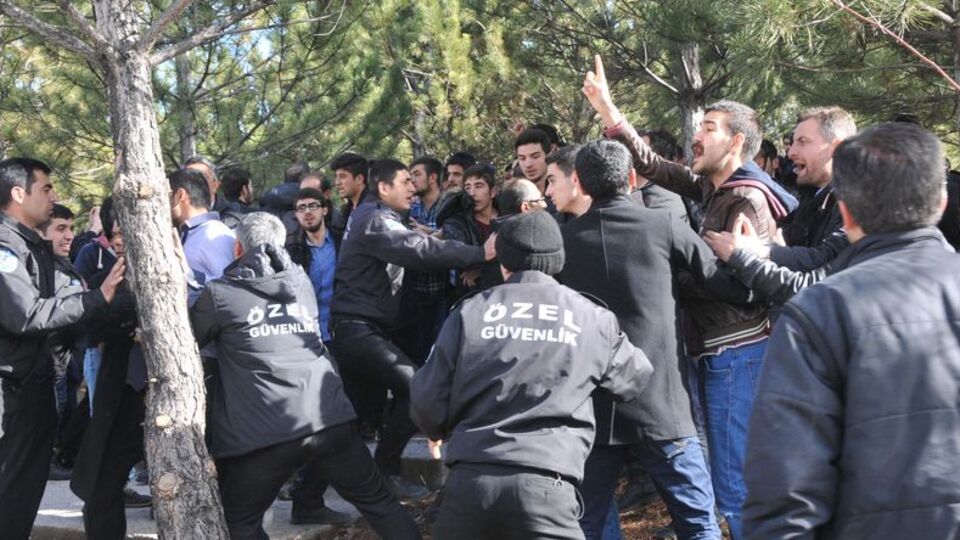 Sivas'ta karşıt görüşlü öğrenciler birbirlerini taşladı