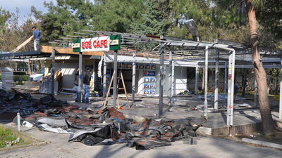 O kafe yıkılmaya başlandı