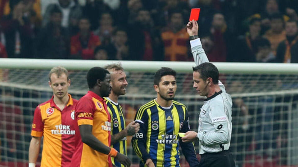 Kartlar havada uçuşuyor