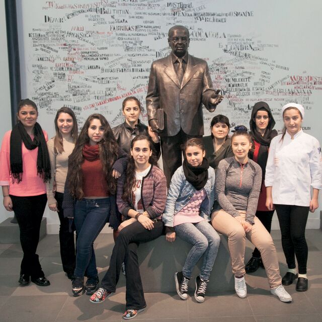 Fabrika kızları fotoğrafladı...