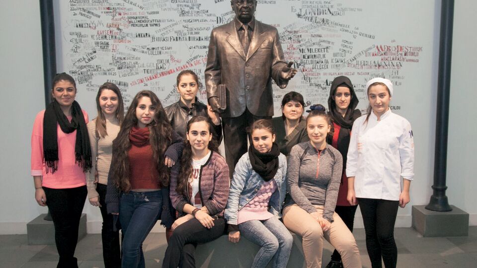 Fabrika kızları fotoğrafladı...