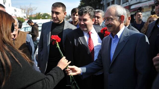 Kadınlara 8 Mart karanfili