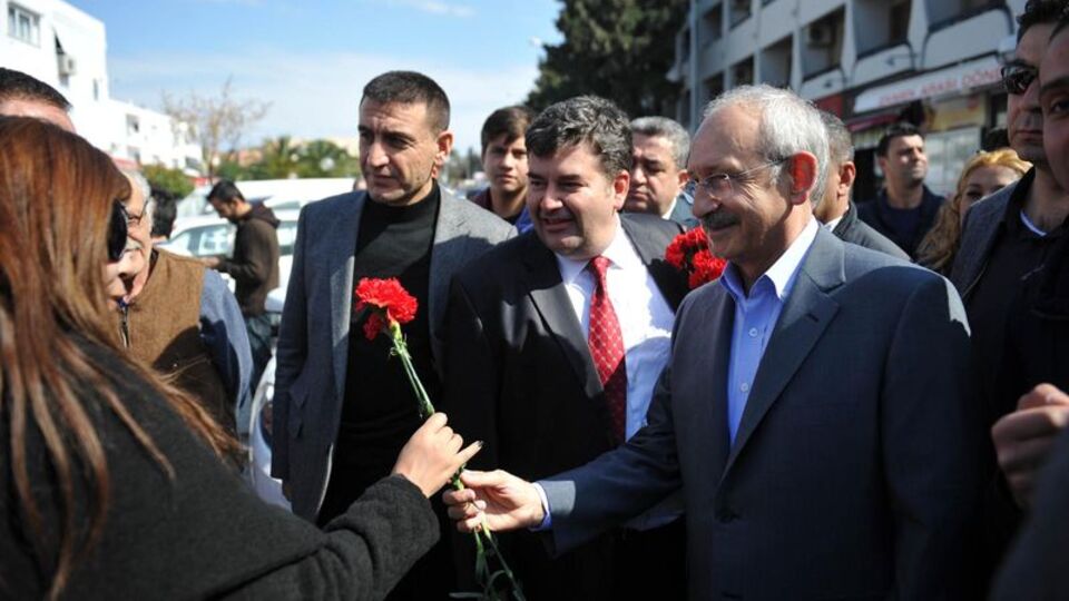 Kadınlara 8 Mart karanfili