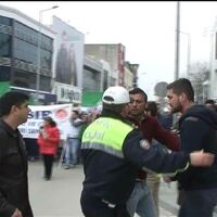 Yürüyüşe katılan kadınlara küfür edince gözaltına alındılar