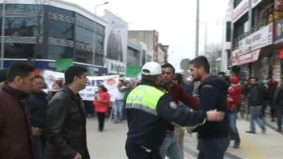 Yürüyüşe katılan kadınlara küfür edince gözaltına alındılar