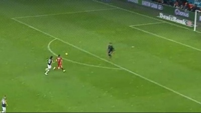 Burak'ın şutunda top 'büyü'ye mi takıldı?