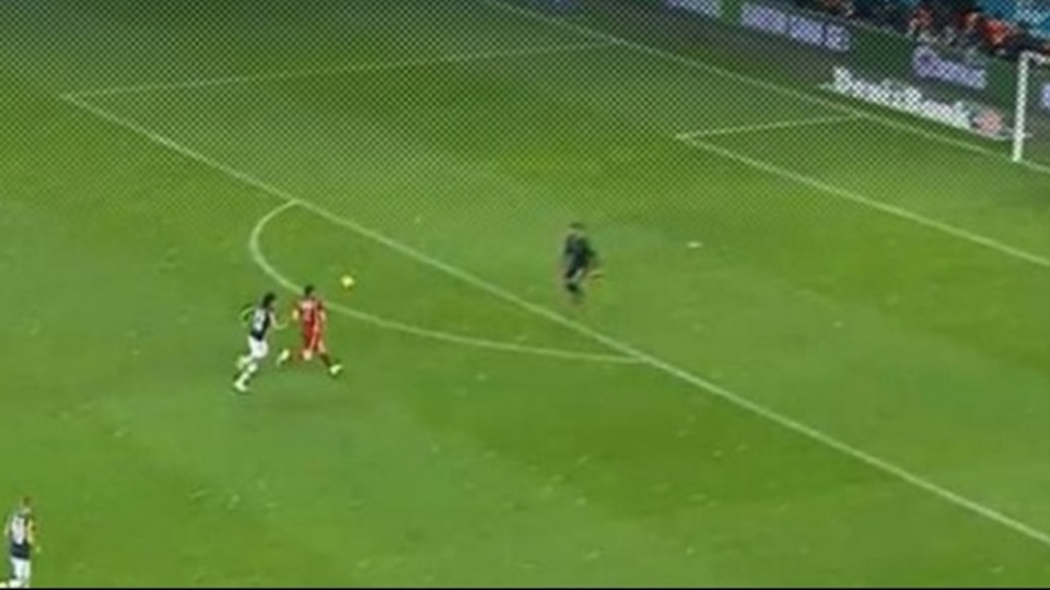 Burak'ın şutunda top 'büyü'ye mi takıldı?