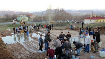 Kova ve bidonlarla koştular