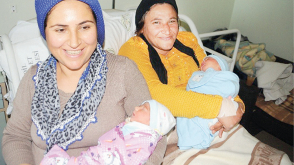 Adları aynı, aynı hastanede aynı anda doğurdular