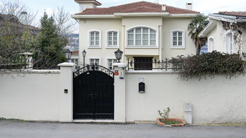 Ünlü ailenin yalısı icradan satılık!