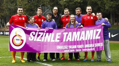 Eski futbolculardan anlamlı hareket