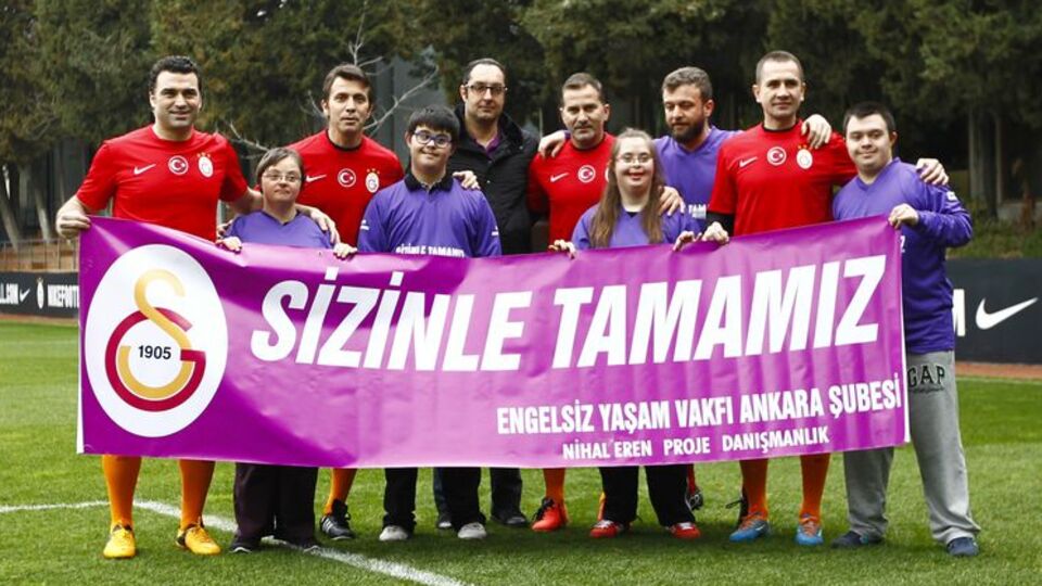 Eski futbolculardan anlamlı hareket