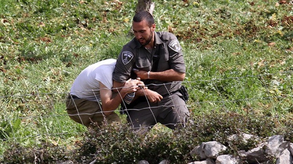 İsrail askerlerinden gözaltı