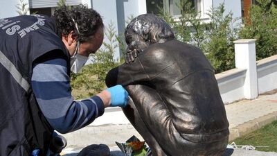 Berkin Elvan heykeli tahrip edildi