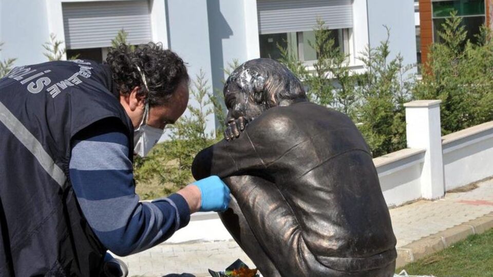Berkin Elvan heykeli tahrip edildi