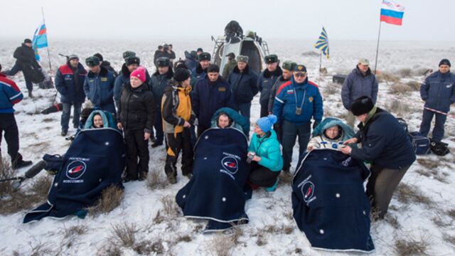 Astronotlar Dünya'ya indi