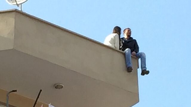 Eşiyle kavga eden koca çatıya çıktı