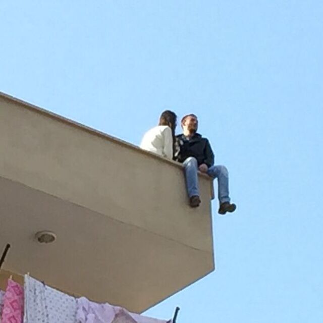 Eşiyle kavga eden koca çatıya çıktı