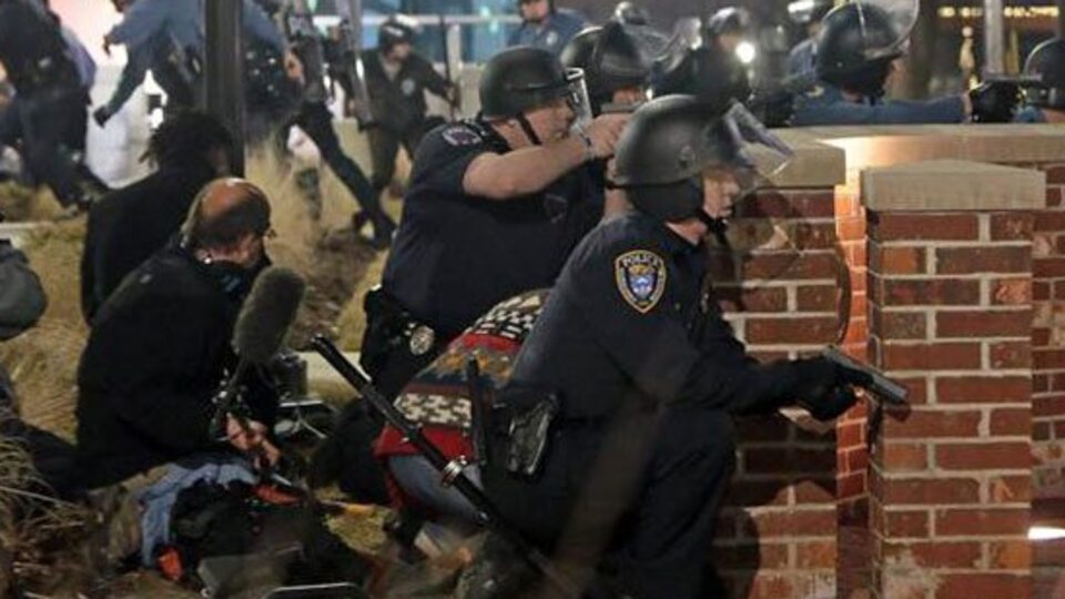 Ferguson'da iki polis vuruldu