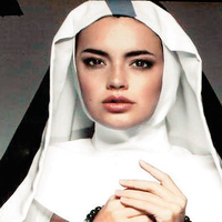 Seksi rahibe dindarları kızdırdı