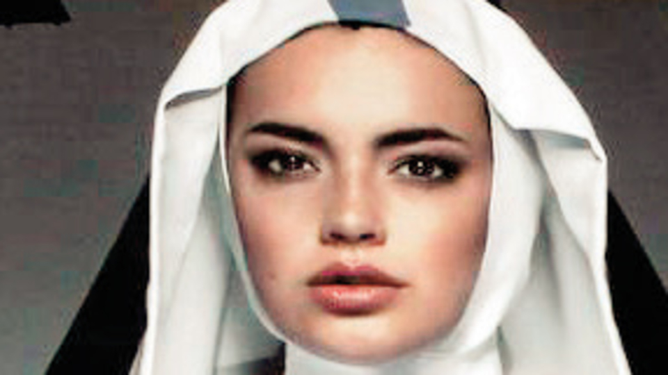 Seksi rahibe dindarları kızdırdı