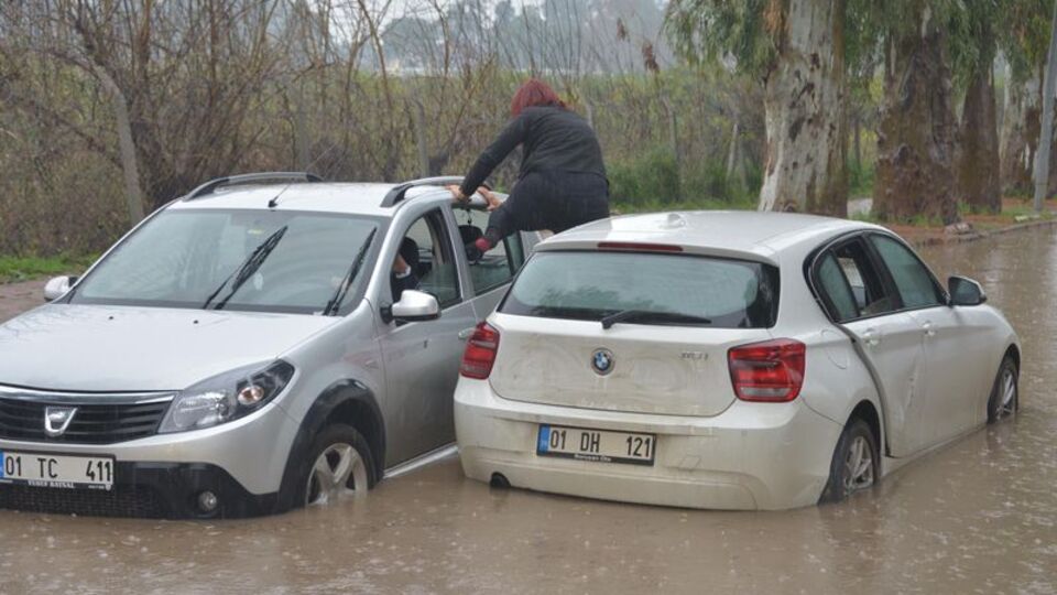 3 kadın doktor yağmurda otomobilde mahsur kaldı