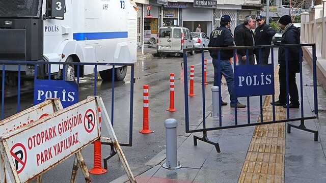 Usulsüz dinleme operasyonunda 2 polis aranıyor