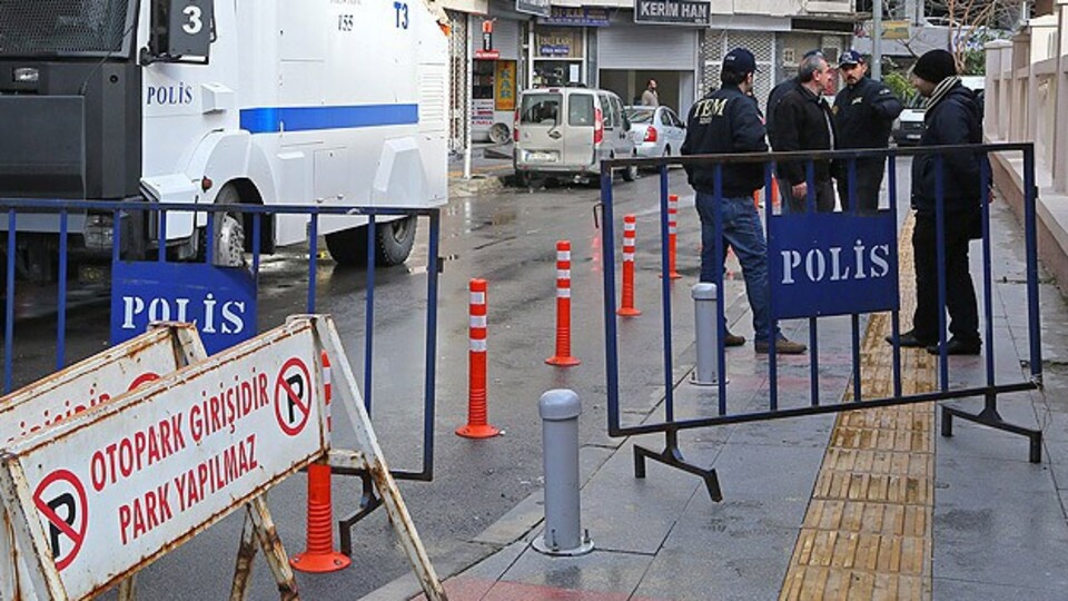 Usulsüz dinleme operasyonunda 2 polis aranıyor