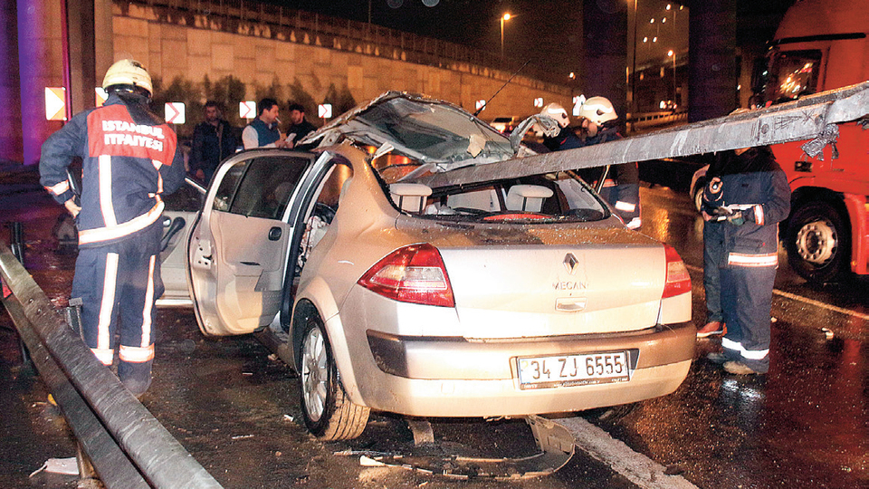 Bariyer, araca ok gibi saplandı