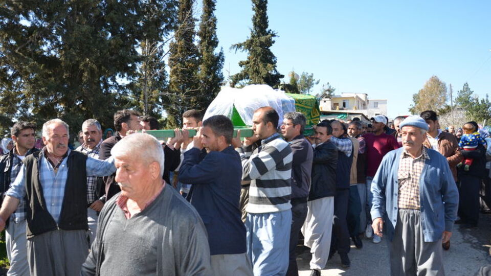Ablası tarafından yakılan Ayşe duvağıyla son yolculuğuna uğurlandı