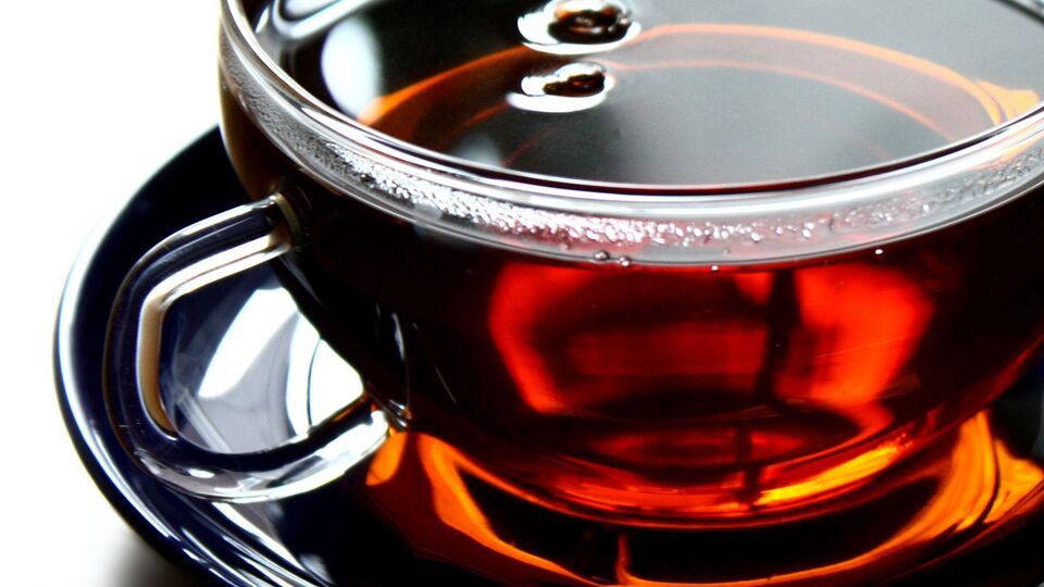 Çay içti, dişleri döküldü!