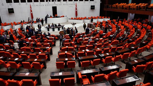 "Tarafsızlığını yitirdi, istifa etmeli"