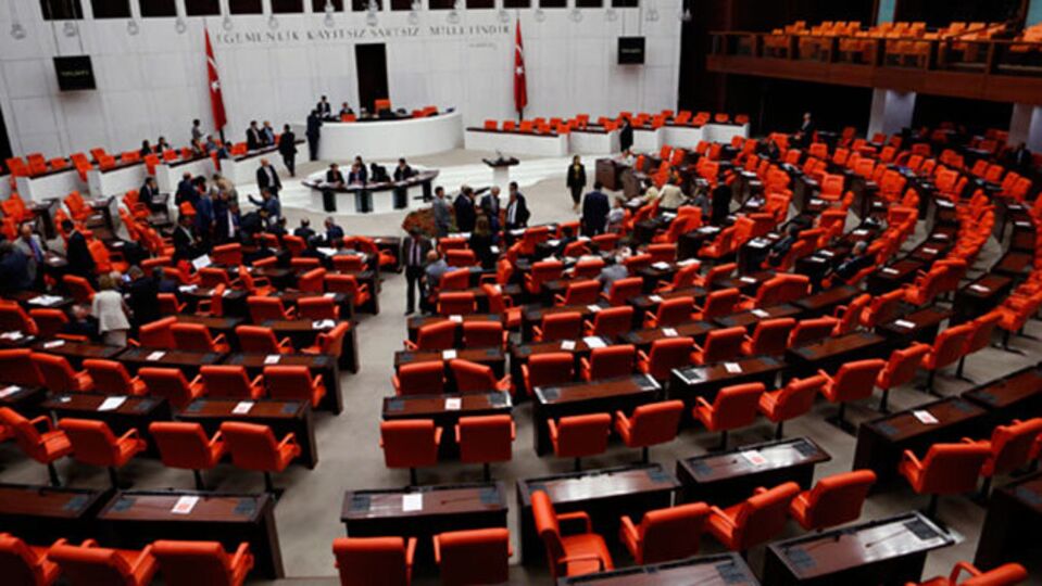 "Tarafsızlığını yitirdi, istifa etmeli"