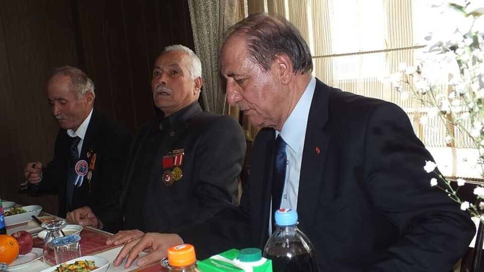 Vali ile şehit babası arasında gerginlik