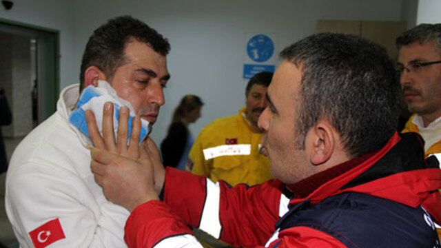 Doktoru bıçakladı, ambulans şöförünün yüzünü ısırdı!