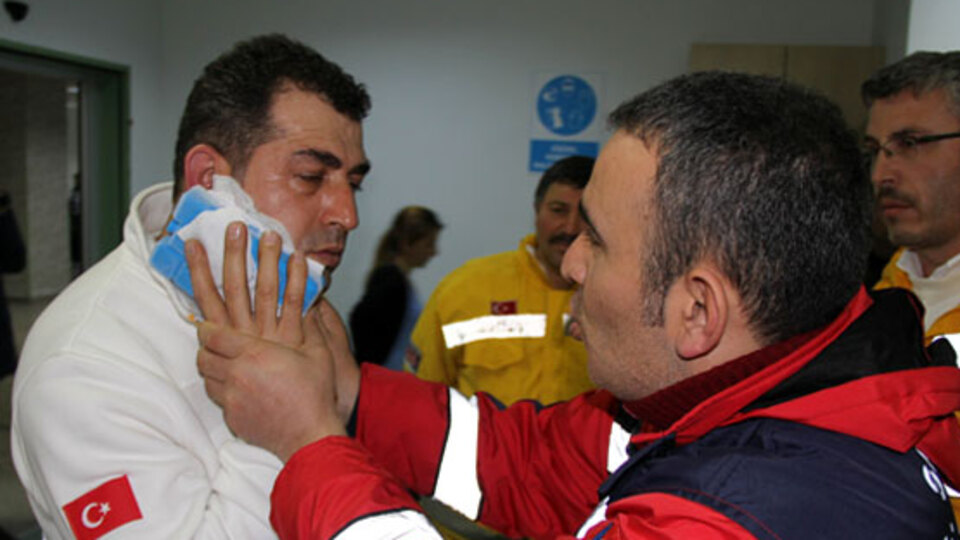 Doktoru bıçakladı, ambulans şöförünün yüzünü ısırdı!