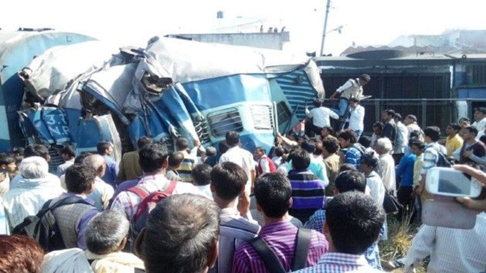 Hindistan'da tren faciası: 15 ölü, 150 yaralı