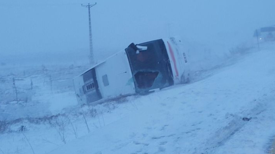 2 otobüs peş peşe devrildi!