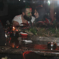 Aşkına bakmaya doyamadı