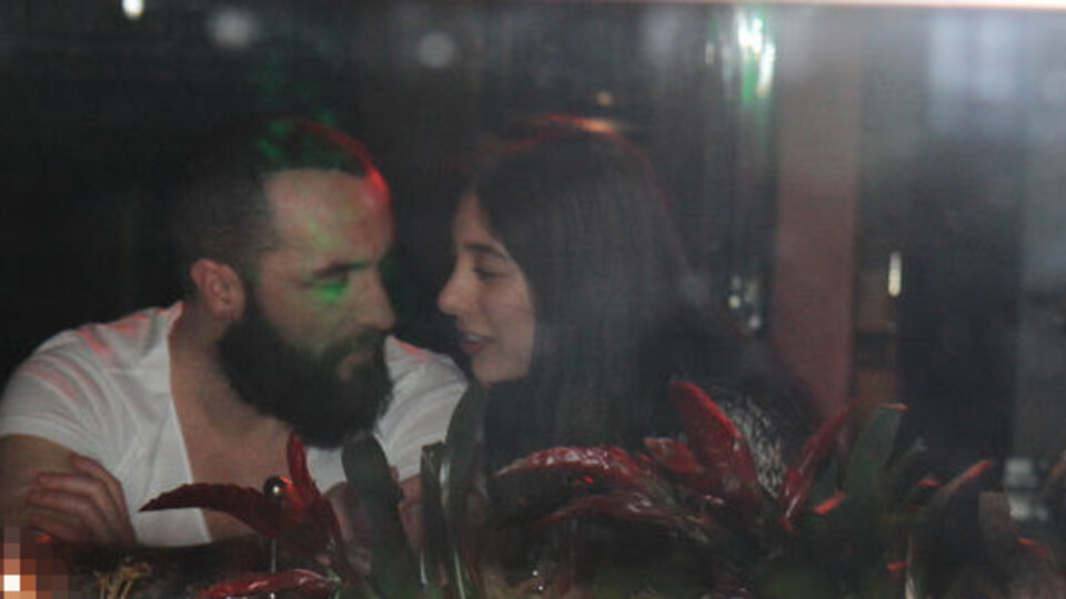 Aşkına bakmaya doyamadı