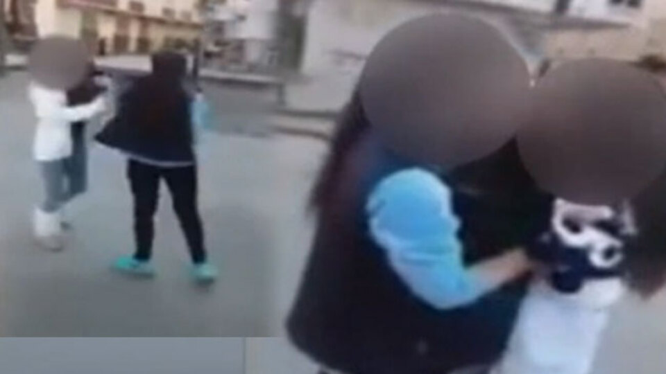 Liseli kızlar böyle görüntülendi!