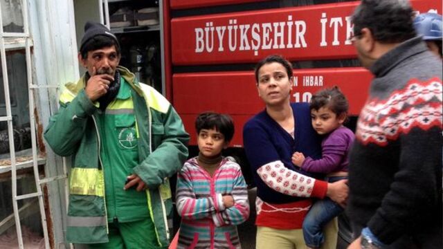 Ev yandı, çocuklar ayakkabısız kaldı