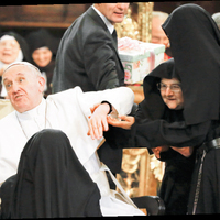 Papa rahibelerin elinden zor kurtuldu