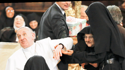 Papa rahibelerin elinden zor kurtuldu