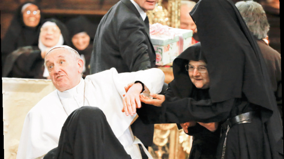 Papa rahibelerin elinden zor kurtuldu