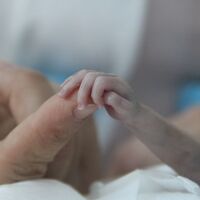 'Parmak bebek' hayata tutundu